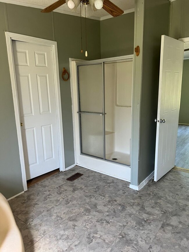 Photo - Nice 3 Bedroom 2 Bath Available Now! Schedule your tour and Apply today!