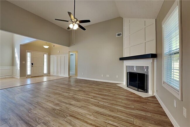 Photo - 917 Tucker Ln