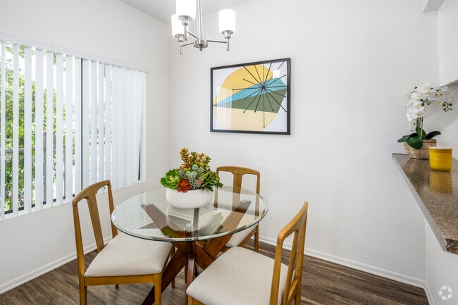 1BR, 1BA - 800SF - Dining Room