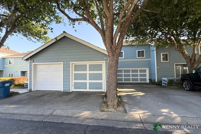Building Photo - Bright 2 Bedroom, 1.5 Bathroom Home with O...