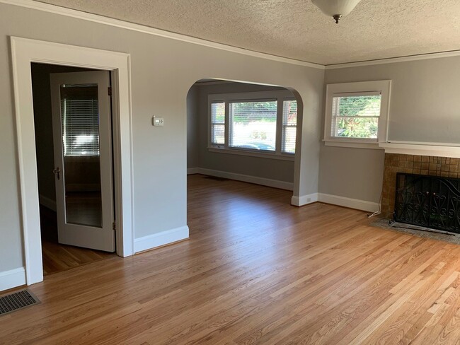 Building Photo - 2bed/1 Bath Bungalow in Rose City/Alameda Rental