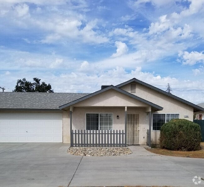 Building Photo - 2 Br 1 Ba available Now Rental