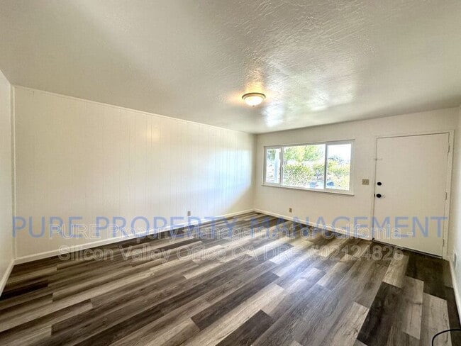 Photo - 555 Bridge St