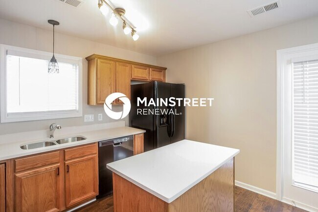 Photo - 3 Bedroom Pet-Friendly Home in Charlotte, NC with Main Street Renewal