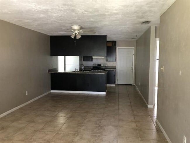 Photo - Fenced yard with NO CARPET in Melody Hills! Unidad 2133