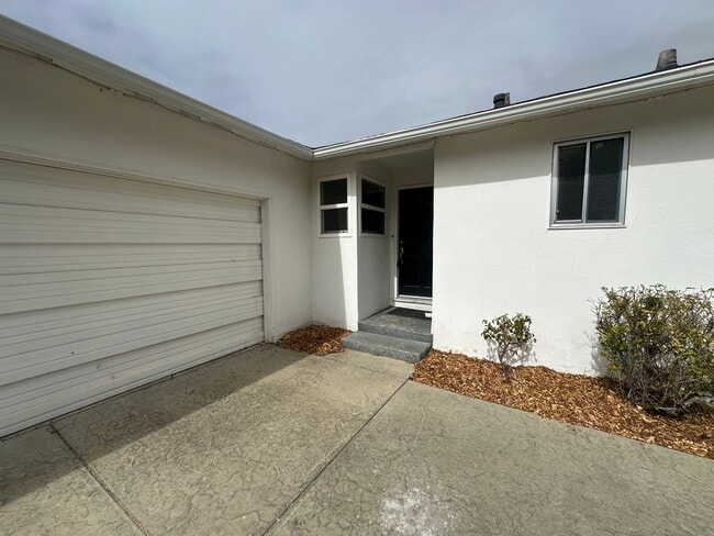 Photo - 3 Bedroom 2 Bathroom Home with Pool