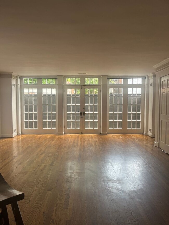 Photo - -- AVAILABLE SEPTEMBER 4TH -- 2 BR / 1 BA Beautiful Historic Carriage House on Monument Ave! Avai...