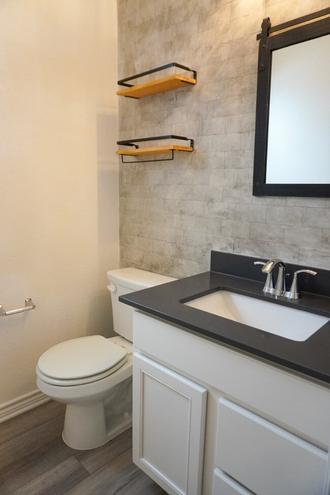 Photo - Feels Like New, 3 Bedroom in Champions Manor