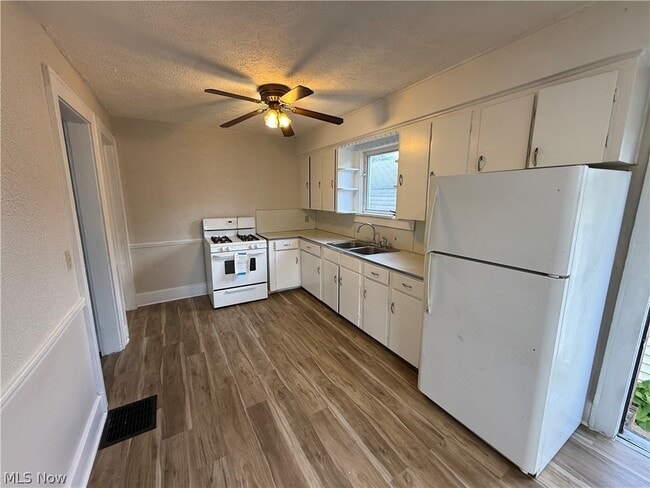 Photo - 301-303 Roslyn Ave NW Unit 303