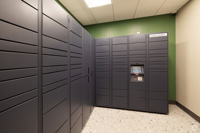 Sala de paquetes de Amazon - Hudson Heights Apartments