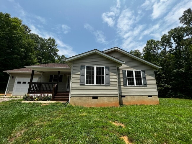Building Photo - 3-Bedroom in Country Setting Close to Farmville!
