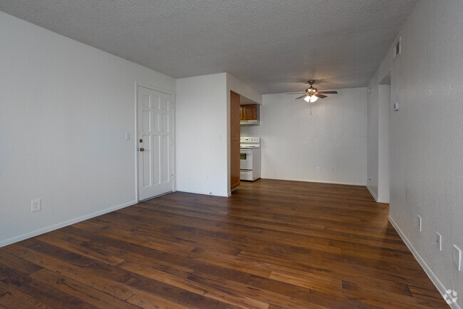 1BR, 1BA - 780SF - Living Room