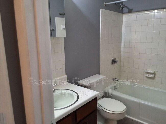 Photo - 253 University Dr