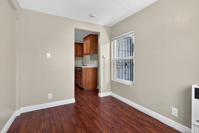 Building Photo - 429 E 49th St Rental