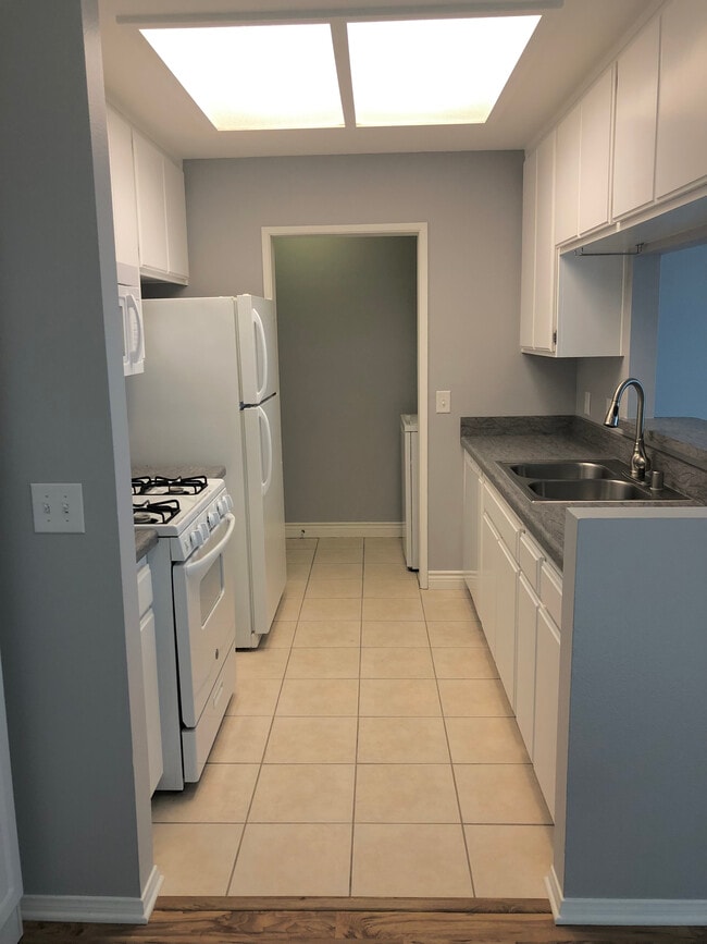 Kitchen - 188 Hurst Ave Unit 188