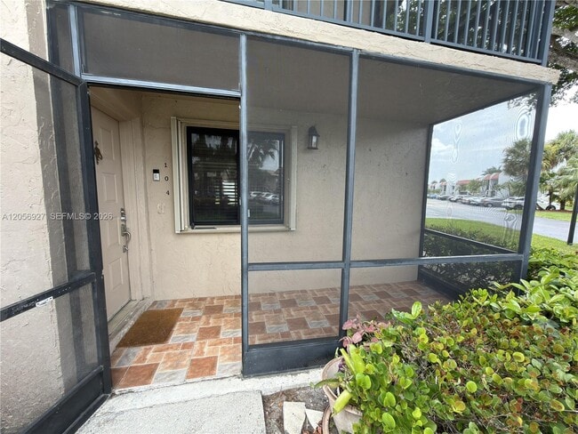 Photo - 320 Racquet Club Rd Unidad 104