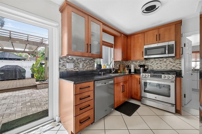 Photo - 6640 Douglas St