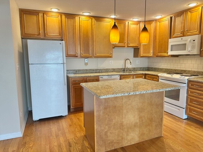 Photo - 870 E Old Willow Rd Unidad 261