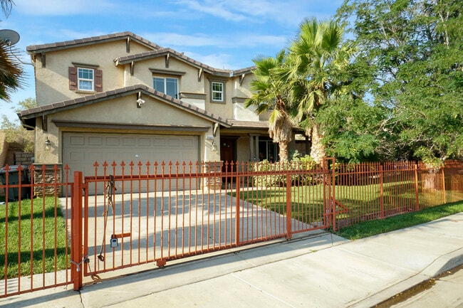Building Photo - 3500 Desert Oak Dr