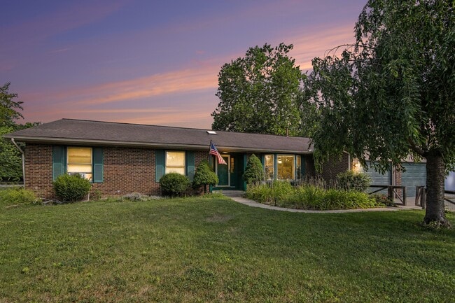 Building Photo - 353 Hollywood Dr