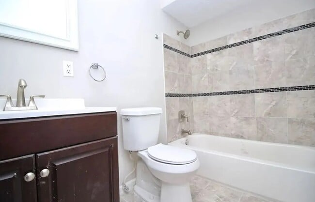 bathroom - 1939 W 52nd St Unit upper