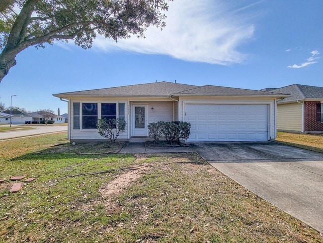 Building Photo - 3 bedroom one story home on large corner lot. Home has hard flooring throughout living areas and ...