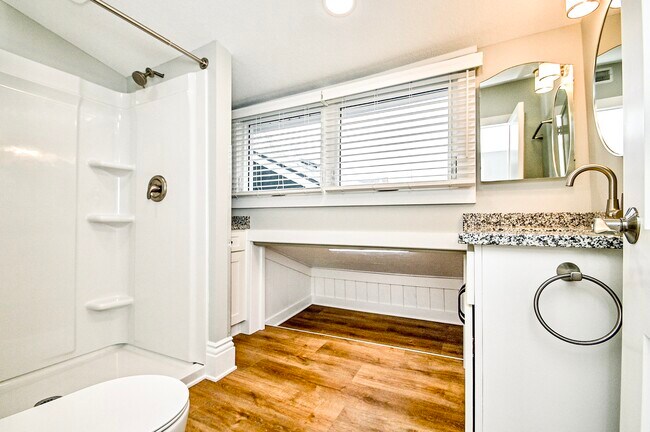 Photo - 171 1/2 Lincoln Way E