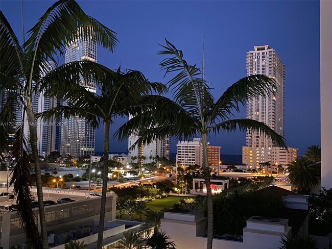 Photo - 300 Sunny Isles Blvd Condominio Unidad 4-703