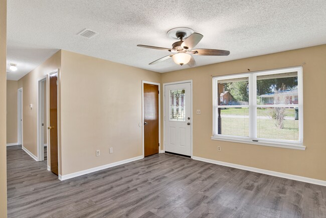 Photo - 3 bed 2 bath home with solar panels and la...