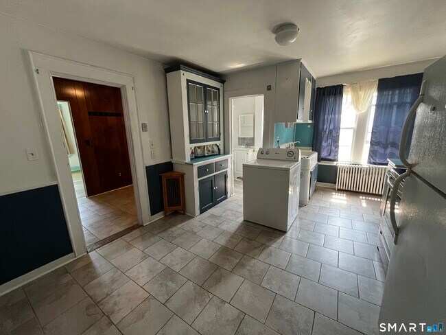 166 College St Unit 2