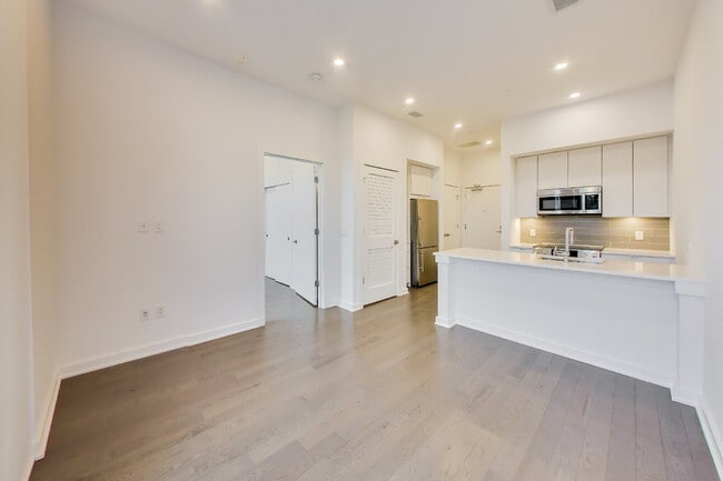 Photo - Top floor residence in elevator building with sweeping views. Unit #606