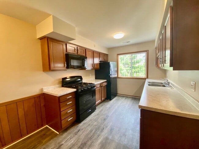 Building Photo - Cozy 2 Bedroom, 1 Bath Apartment with Balc... Unit IVA38