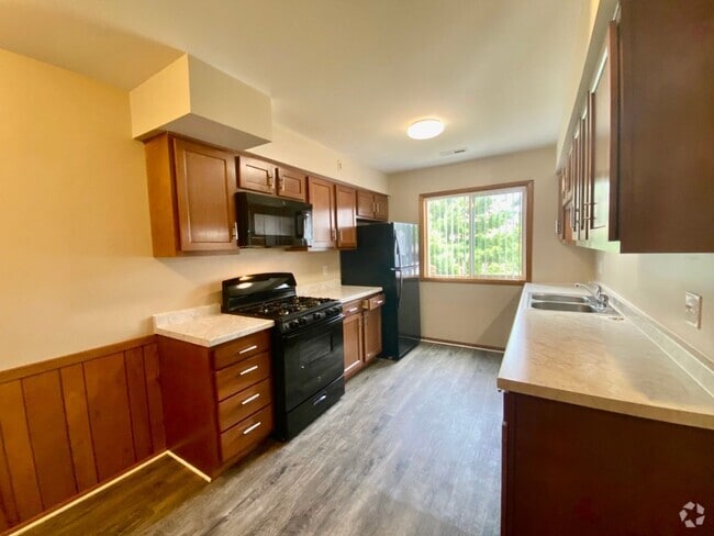 Building Photo - Cozy 2 Bedroom, 1 Bath Apartment with Balc... Unit IVA38