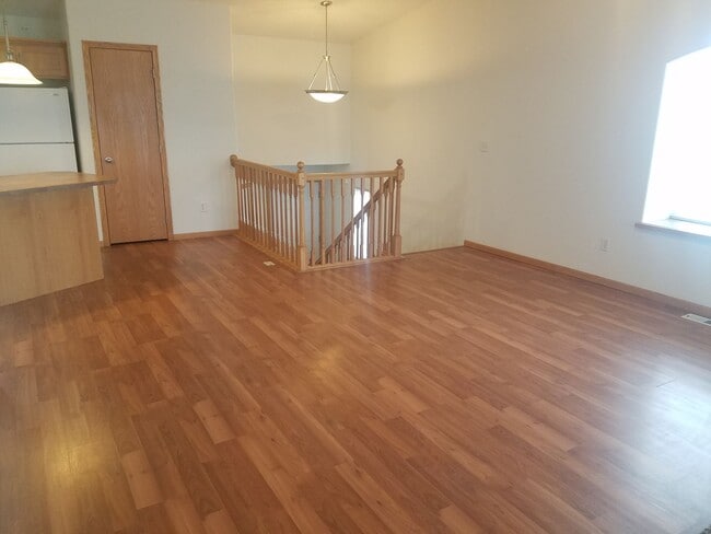 Photo - 1102 37 Ave S