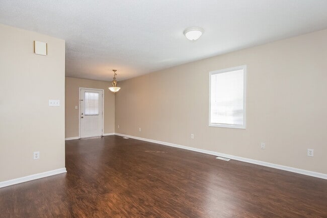 Photo - 103 Doree Ln