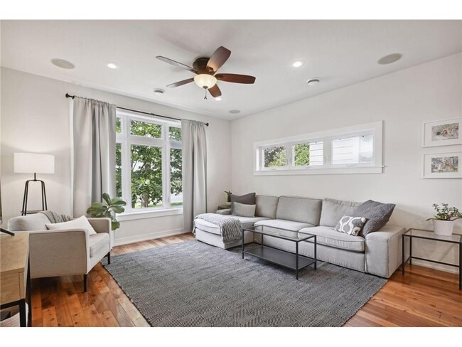 Photo - 1086 11th Ave SE