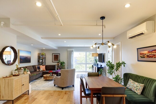 Photo - Live "La Belle Vie"! Your Spacious 2BR, 929 sf Retreat in Columbia Heights is a First-time Rental! Unidad 301