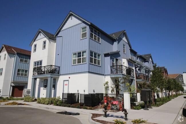 Building Photo - Modern Farmhouse Style Townhome 4 bed 3.5 ...