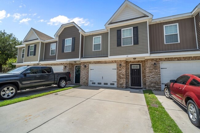 Photo - 3 Bedroom Townhome Across from Richmond Hill Golf Club