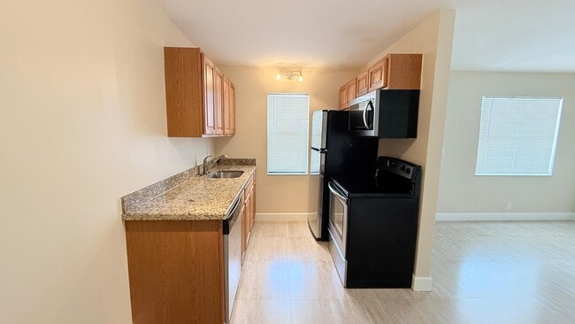 Building Photo - 607 NE 29th Dr Unit 23