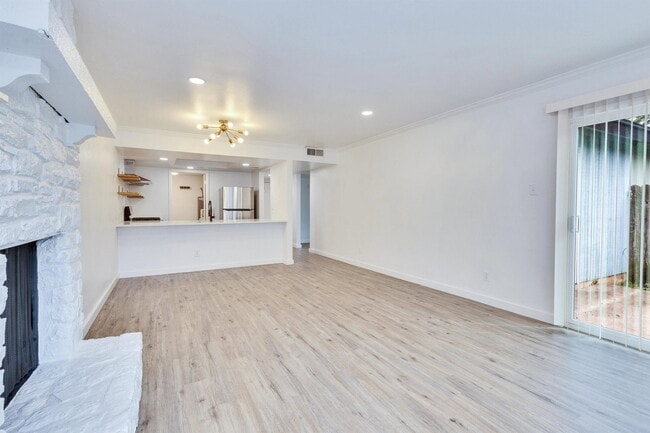 Building Photo - 6910 Lovely Ln