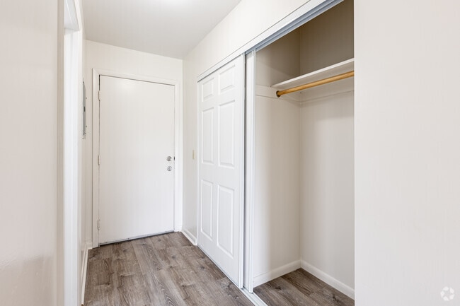 2BR, 2BA - 850SF - Entrance
