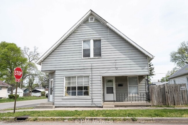 Building Photo - Charming 2 Bed Duplex in Indianapolis with Spacious Layout and Prime Location!