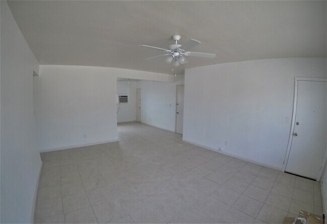 Large & bright living area - 744 85th St Unidad 3