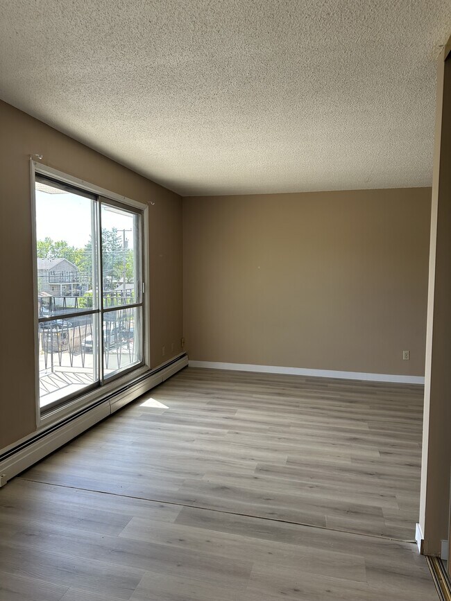 Photo - 9625-9156 156 St Unit 302