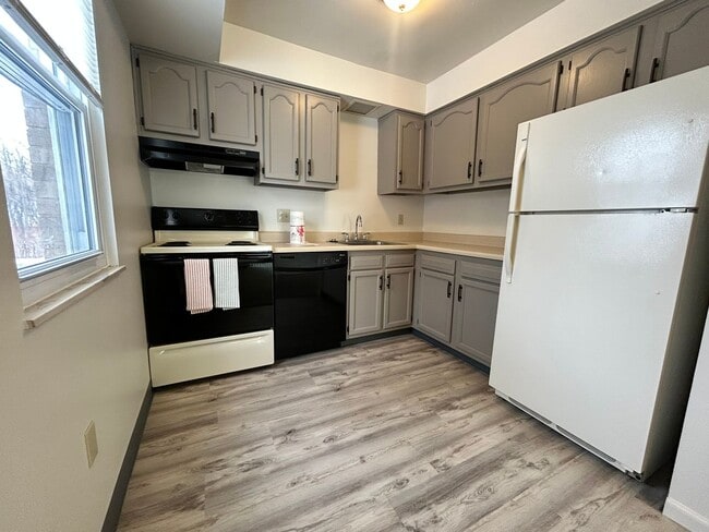 Building Photo - Beautiful 3 BR Townhome in Lovely North Hills Location! CALL TODAY ! Unit 407