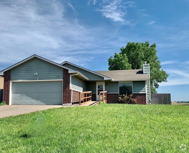 Building Photo - 4 bed, 3 bath Home w/ 2 car garage in Hays...