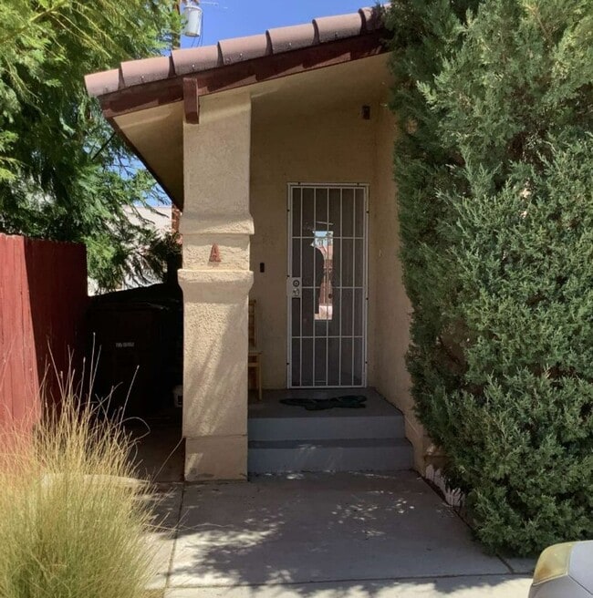 Building Photo - Charming 1 Bed/1 bath Duplex Home In La Qu...