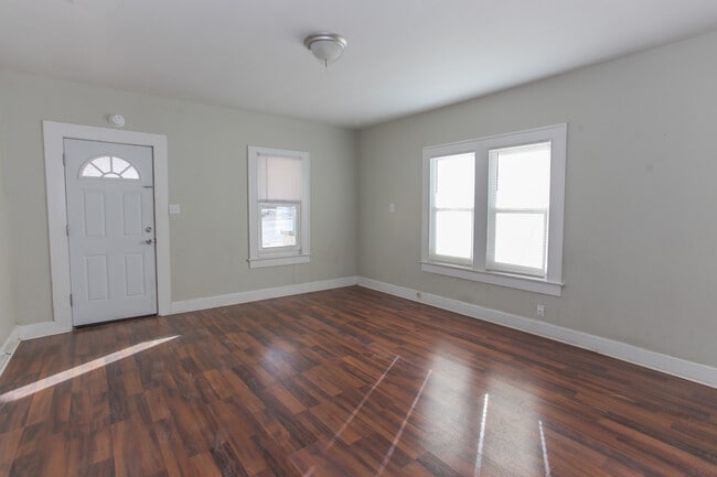 Photo - 102 W 13th St