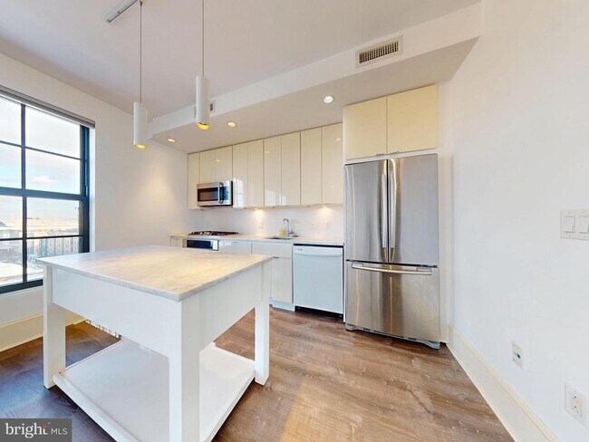 Building Photo - 1011 M St NW Unit 804